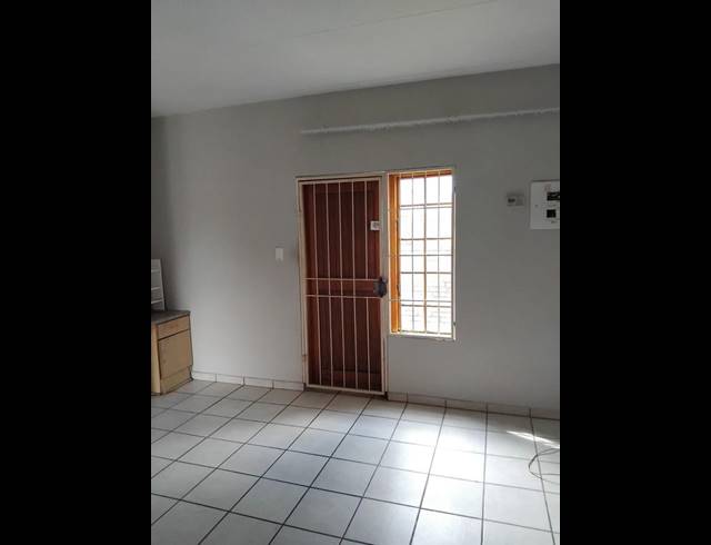 1 BEDROOM PROPERTY TO RENT IN KANNONIERS PARK